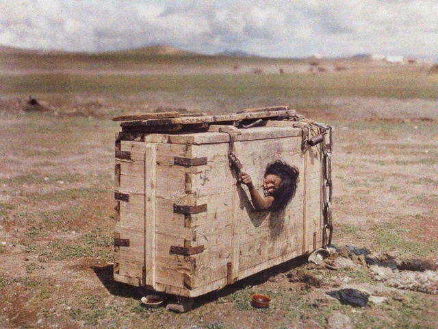 A dobozba zárt nő – Stéphane Passet felvétele