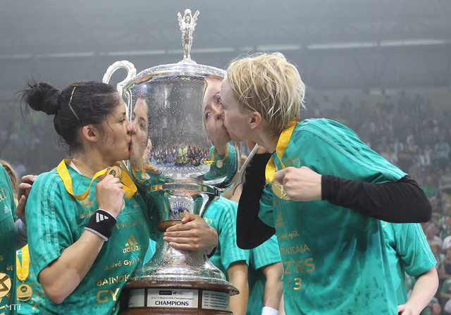 Jovanka Radicevic és Katrine Lunde Haraldsen a Győri Audi ETO KC játékosai megcsókolják a trófeát miután csapatuk megnyerte a női kézilabda Bajnokok Ligáját 2013. május 11-én
