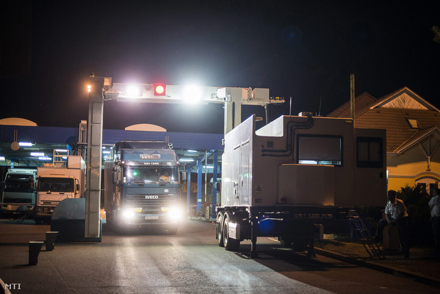 Kamion halad át a röntgenátvilágító kapun a záhonyi magyar-ukrán határátkelőhelyen