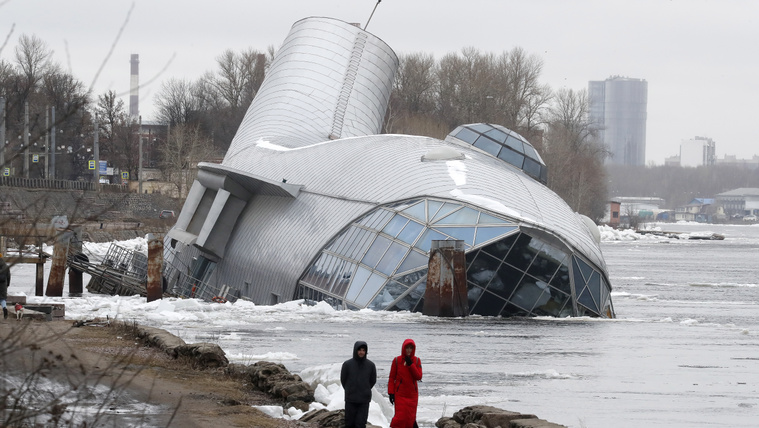 A jeges folyóba süllyedt az orosz Ezüst Bálna étterem