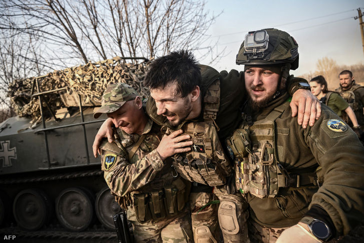 Sebesült ukrán katonát menekítenek ki a frontvonalról 2023. március 23-án Bahmutban