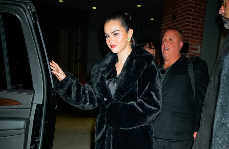 Selena Gomezről nem sokkal azt követően készültek lesifelvételek, hogy véget ért a New York-i esemény, amelyet saját sminkmárkájának, a Rare Beautynak rendeztek.