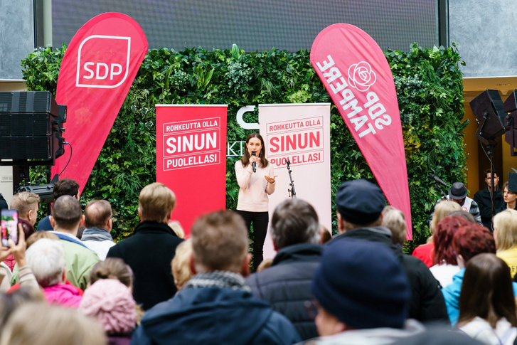 Sanna Marin finn miniszterelnök beszédet mond kampánymegállójában szülővárosában 2023. március 25-én