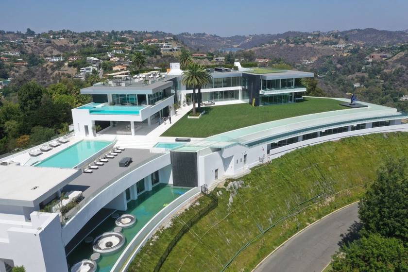 A Los Angeles elit külvárosában, Bel Airben található Fashion Nova tulajdonosa, Richard Saghian 2022 márciusában 141 millió dollárért vásárolta meg egy aukción a The One nevet viselő rezidenciát. A birtokot eredetileg 295 millió dollárért árulták, de nem volt rá vevő.
                          