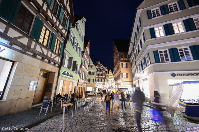 Tübingen városképe az esti órákban. A polgármester a város kivilágítását is csökkentette
