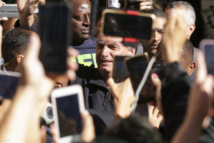 Jair Bolsonaro korábbi brazil elnök (k) integet támogatóinak, amint három hónapos floridai tartózkodása végén visszatér Brazíliavárosba 2023. március 30-án