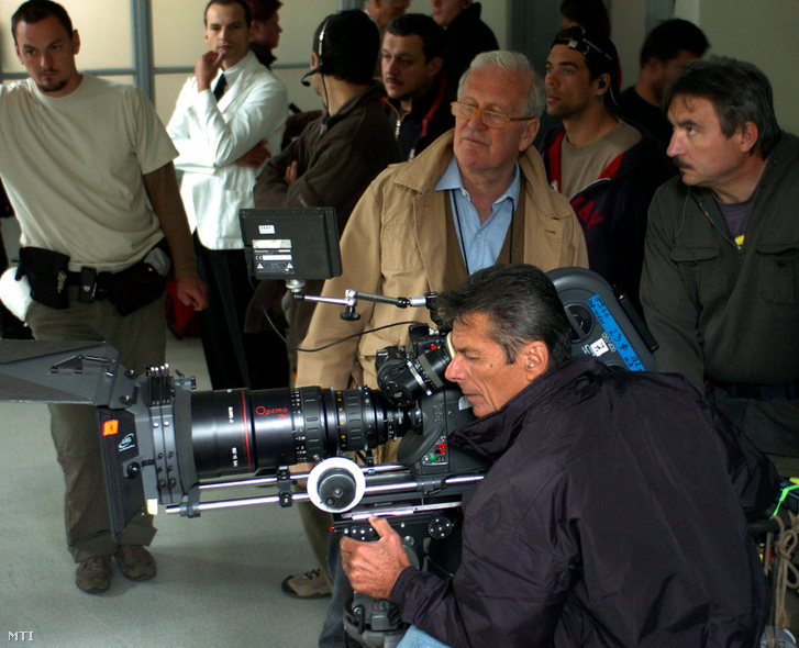 Ragályi Elemér operatőr és John Irvin rendező dolgozik a budaörsi repülőtéren az angol-olasz-magyar koprodukcióban készülő Hold és a csillag című film egyik jelenetének forgatásán 2005. május 8-án