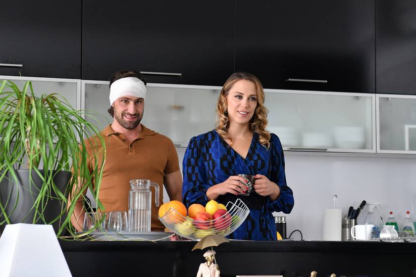 Lékai-Kiss Ramónával (Trixi) a TV2 napi sorozatának egyik jelenetében.