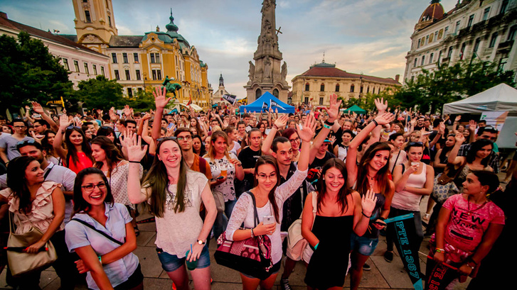 Felvételizők várják izgatottan a ponthúzás eredményeit Pécsett, a Széchenyi téren (Fotó: Csortos Szabolcs/UnivPécs)