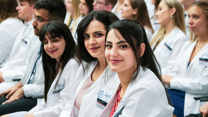 Preklinikai tanulmányaikat megkezdő pécsi orvosisok 2022 szeptemberében a White Coat Ceremony ünnepségen, miután felöltötték az orvosi hivatás szimbólumát, a fehér köpenyt. (Fotó: Verébi Dávid/PTE ÁOK)