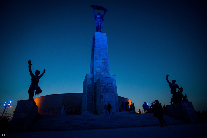 Az autizmus világnapján kék fénnyel megvilágított Gellért-hegyi Szabadság-szobor 2019. április 2-án