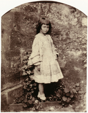 Alice a legszebb ruhájában – az író felvétele