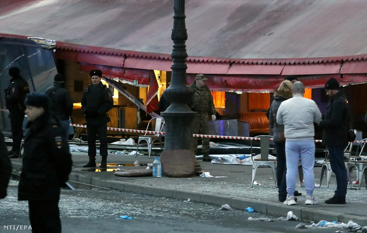 Rendőrök a szentpétervári Street Food Bar No1 folyóparti kávézóban, ahol robbanás történt 2023. április 2-án