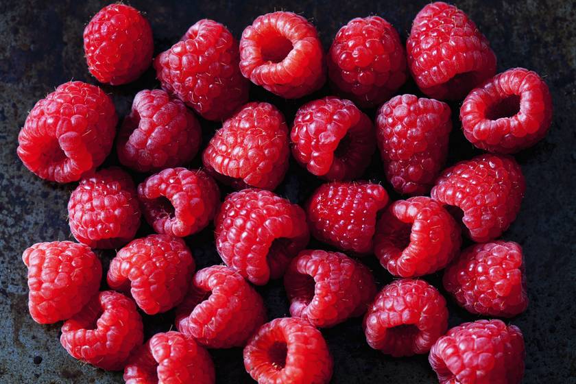 100 gramm málna mindössze 4,4 gramm cukrot és 52 kalóriát tartalmaz. A többi bogyós gyümölcshöz hasonlóan sejtvédő, gyulladáscsökkentő polifenolokban gazdag finomság.