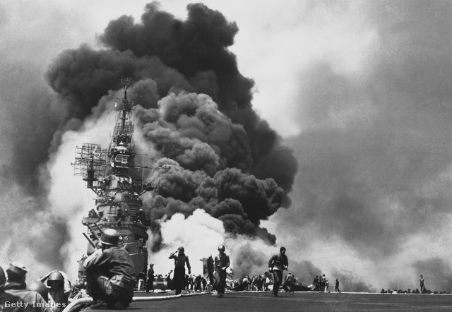 A USS Bunker Hill amerikai hadihajó kamikazetámadás alatt Okinava szigeténél