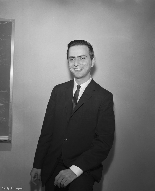Az ifjú Carl Sagan (1934–1996) is tagja volt a Hold-atombomba projektnek