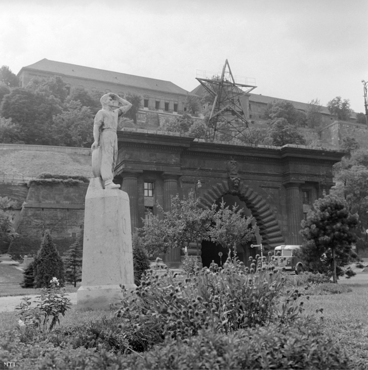 Molnár László 1953-ban felállított, 0 kilométerkő szobra a Clark Ádám téren, jobbra a Várhegy alatti alagút bejárata 1960. július 13-án