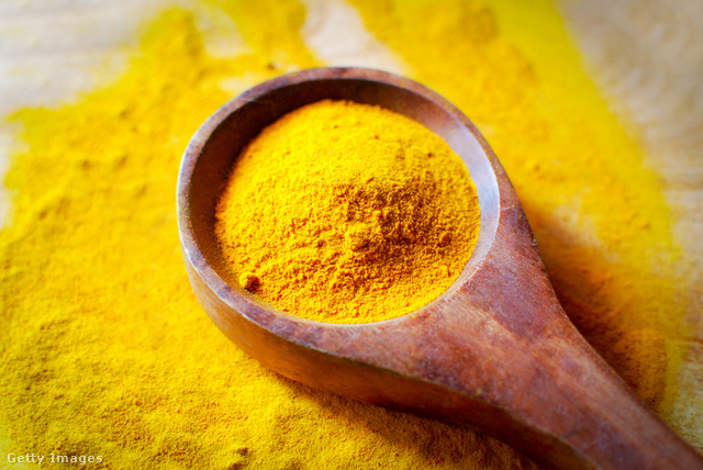 A kurkuma adja a curry színét és előnyeinek komoly részét