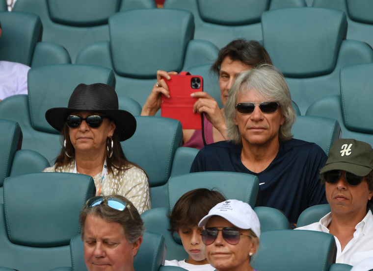 Jon Bon Jovi feleségével az oldalán ment el egy teniszmérkőzésre Floridában