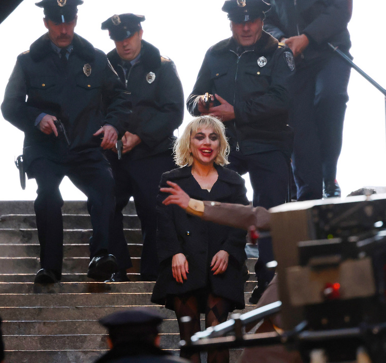 Az eddig megjelent lesifotók alapján Lady Gaga szinte lubickol Harley Quinn szerepében