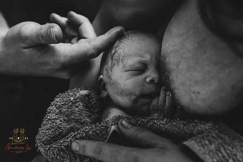 A német Annemarie Fuckel "Békés érkezés" című fekete-fehér fotója a szülést követő aranyóra nyugalmáról mesél. Fotó: Annemarie Fuckel