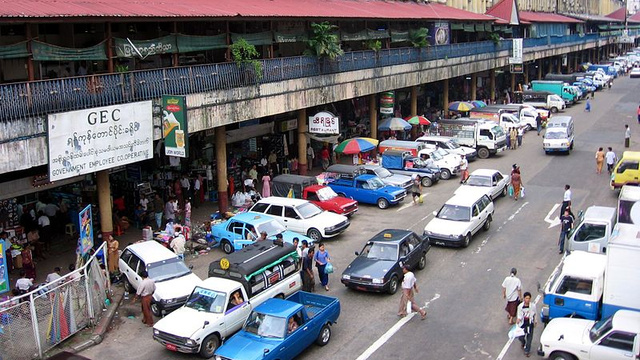 Az egykori főváros, Rangun egy utcája