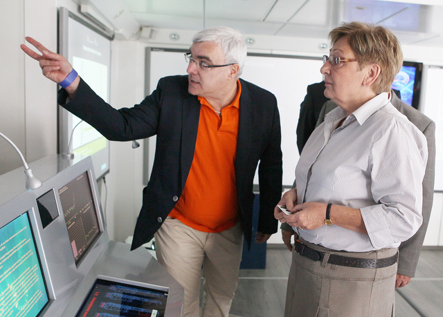 Felkai György, az MVM kommunikációs igazgatója vezette körbe Németh Lászlóné nemzeti fejlesztési minisztert a tájékoztató kamionban.
