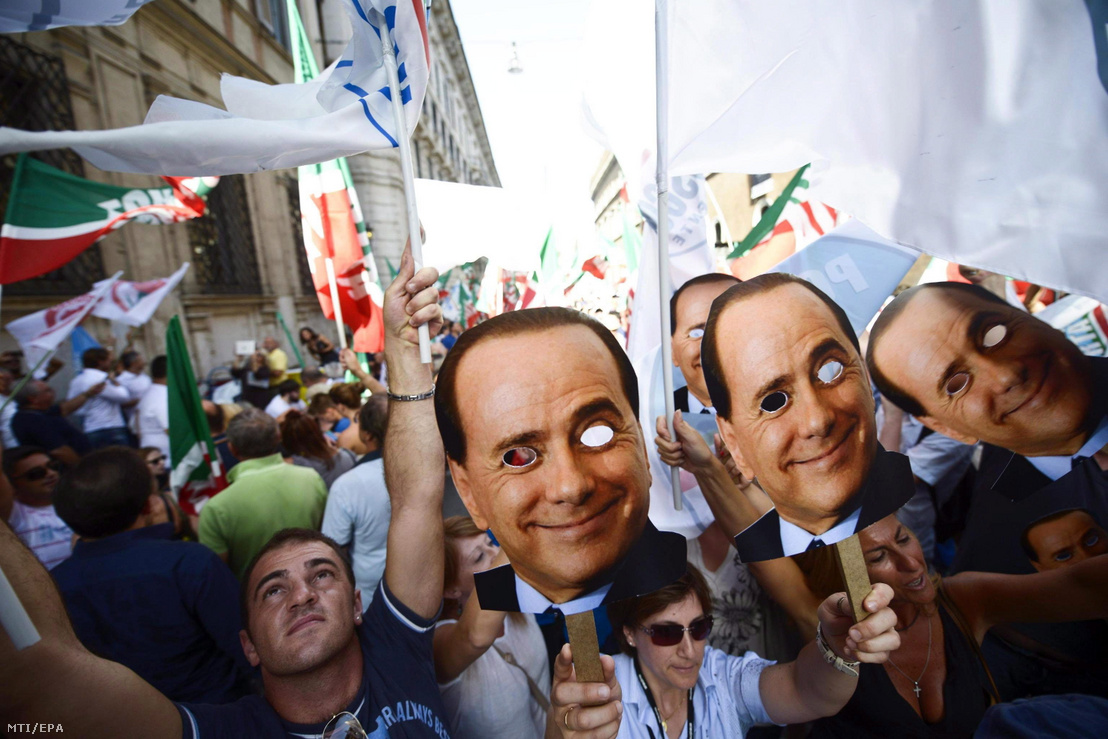 Silvio Berlusconi volt olasz miniszterelnök pártjának, a kormánykoalícióban részt vevő Szabadság Népének (PdL) szimpatizánsai tüntetnek Berlusconi mellett Rómában 2013. augusztus 4-én