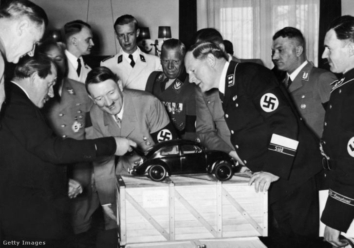 Ferdinand Porsche (balra) mutatja be Adolf Hitlernek (középen) a Volkswagen Beetle modelljét