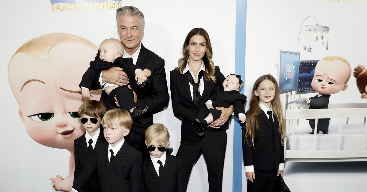 Alec Baldwin és családja 2021-ben, akkor még 6 gyerekük társaságában