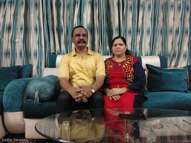 Krishna és Aruna Indrekar, akik 1996-ban visszautasították a szüzességi vizsgálatot az esküvőjük során