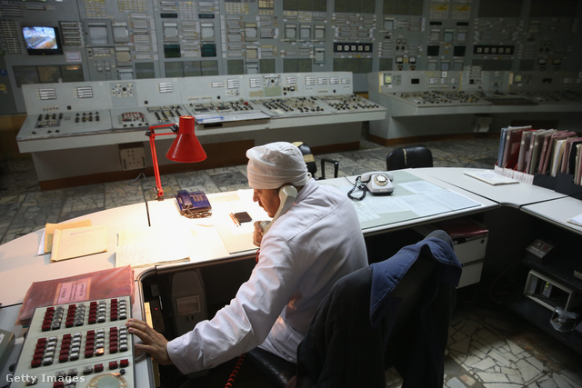 Csernobil egyik magára hagyott irányítóterme: mára már szelídült annyit a sugárzás, hogy katasztrófaturistáskodhatunk is itt