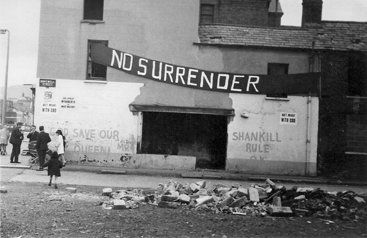Lojalista graffiti és transzparens egy épületen a Shankill Road egyik mellékutcájában, Belfastban 1970-ben