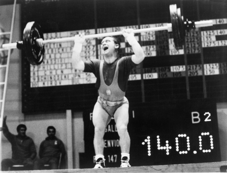Földi Imre súlyemelő lökésben versenyez a légsúlyú kategóriában 1968. október 13-án, a XIX. nyári olimpián