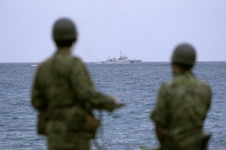 A japán parti őrség hajója túlélők után kutat a tengerbe zuhant katonai helikopter helyén 2023. április 7-én