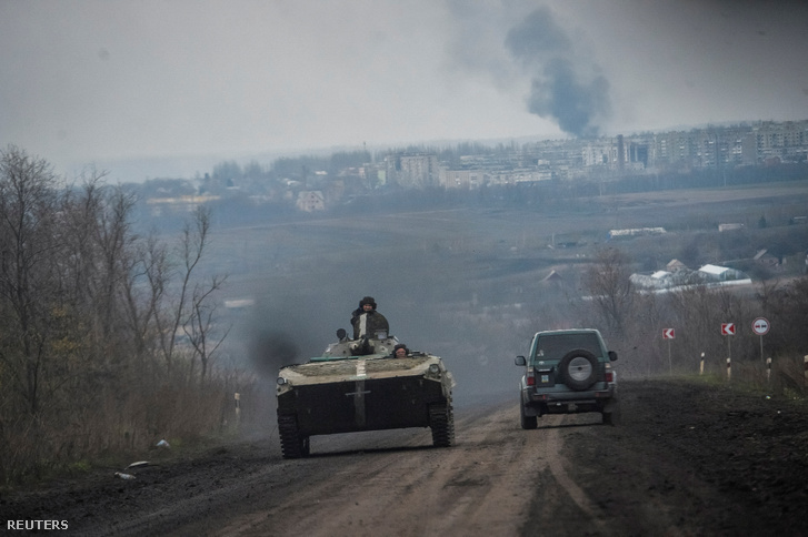 Ukrán katonák Bahmut közelében 2023. április 7-én