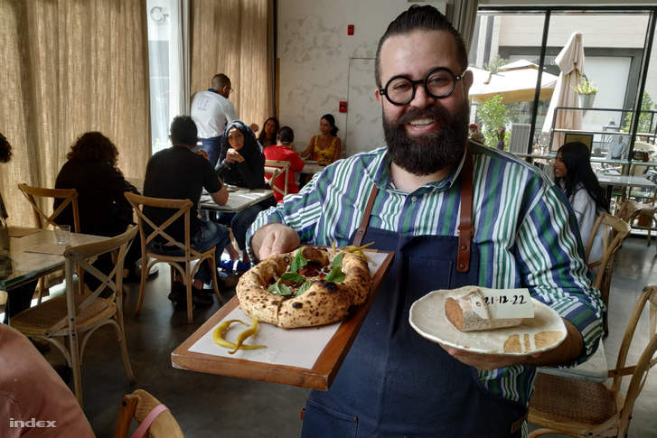 Mohamed Orfali a nápolyi pizzával és a hatvan napig érlelt olasz marhaszalámival