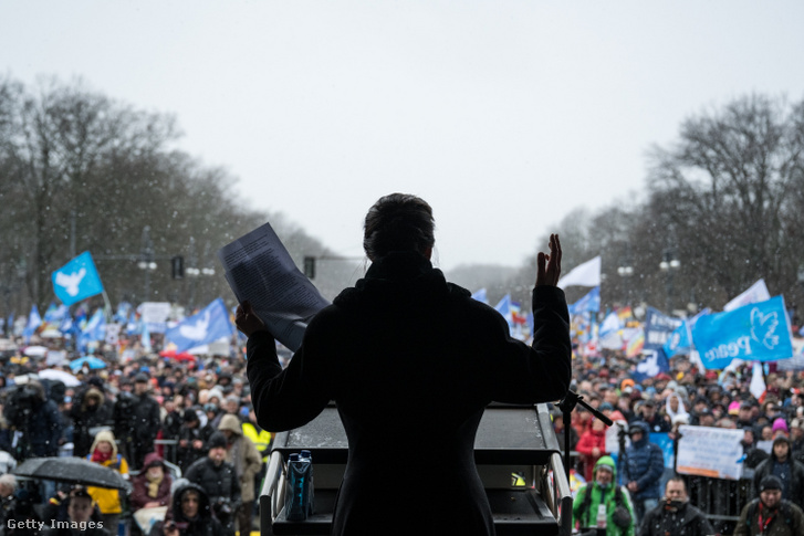 Wagenknecht, a Die Linke (A baloldal) párt tagja beszédet mond a Brandenburgi kapu előtt az Oroszországgal folytatott béketárgyalásokért és az Ukrajnába irányuló fegyverszállítások ellen szervezett tüntetésen 2023. február 25-én