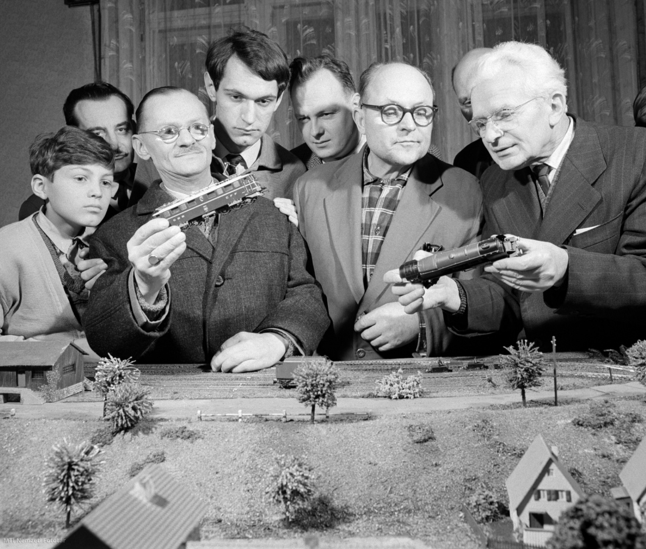 Budapest, 1965. november 17. Az egyesületi tagok játszanak a terepasztalon a kis modellekkel a Magyar Vasútmodellezők Egyesületének hetenként egyszer a Benczúr utcai vasutas-szakszervezeti székházban tartott találkozóján.