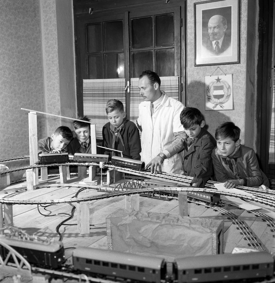 Hódmezővásárhely, 1962. január 22. Lutor Gyula szakkörvezető segíti a gyerekeket a terepasztal építésében az úttörőház vasútmodellező szakkörében.