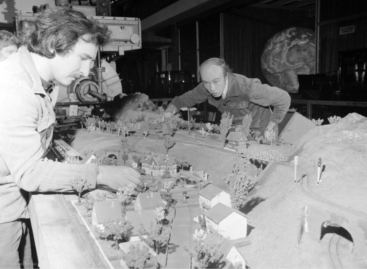 Budapest, 1977. szeptember 29. A vasútmodellezők a már csaknem teljesen felépített nagy méretű terepasztaluk mellett dolgoznak a városligeti Közlekedési Múzeum hosszcsarnokában megrendezett XXIV. Nemzetközi Vasútmodell-kiállításon.
