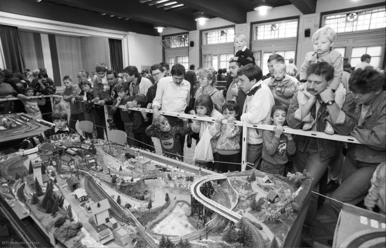 Budapest, 1990. október 14. Terepasztalok a Nemzetközi Vasútmodell-kiállításon, a Keleti pályaudvar klubhelyiségében.