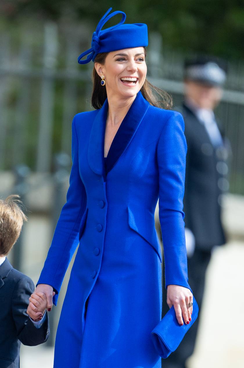 Katalin a királykék Catherine Walker & Co márka kabátjában ment a misére, a szettet a Lock & Co divatház csinos kalapjával egészítette ki.
