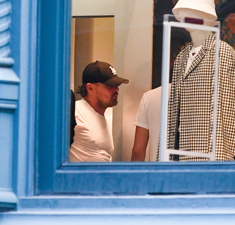 Mivel Leonardo DiCaprio állítása szerint jelentleg a szinglik táborát erősíti, így minden bizonnyal éppen magának vásárol be ebben a New York-i Prada boltban.&nbsp;