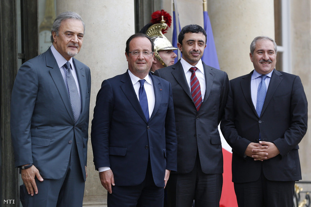 François Hollande francia elnök (b2) fogadja Szaúd al-Fejszál szaúdi (b) külügyminisztert Abdullah bin Zajed bin Szultan al-Nahajant az Egyesült Arab Emirátusok külügyminiszterét (j2) valamint Nasszer Dzsudeh jordán külügyminisztert (j) a párizsi elnöki rezidencián az Elysée-palotában 2013. szeptember 13-án.