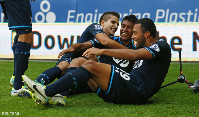 Paulinho, Lamela és Dembele ünneplik Paulinho gólját a Cardiff ellen