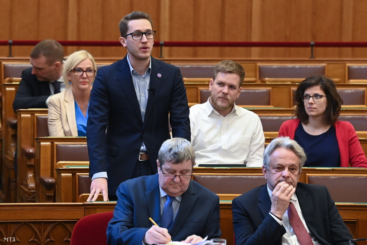 Bedő Dávid, a Momentum frakcióvezető-helyettese felszólal napirend előtt az Országgyűlés plenáris ülésén 2023. április 11-én