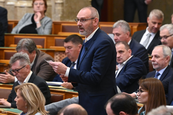 Zsigó Róbert, a Fidesz frakcióvezető-helyettese felszólal napirend előtt az Országgyűlés plenáris ülésén 2023. április 11-én