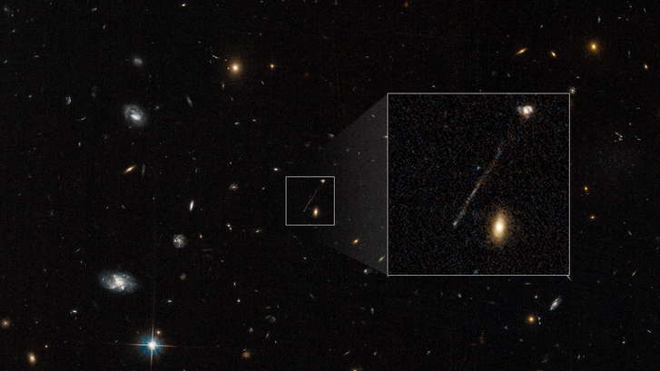 A csík fiatal, kék színképű csillagokból áll, a szupermasszív fekete lyuk a vonal bal alsó sarok felé eső végén helyezkedik el