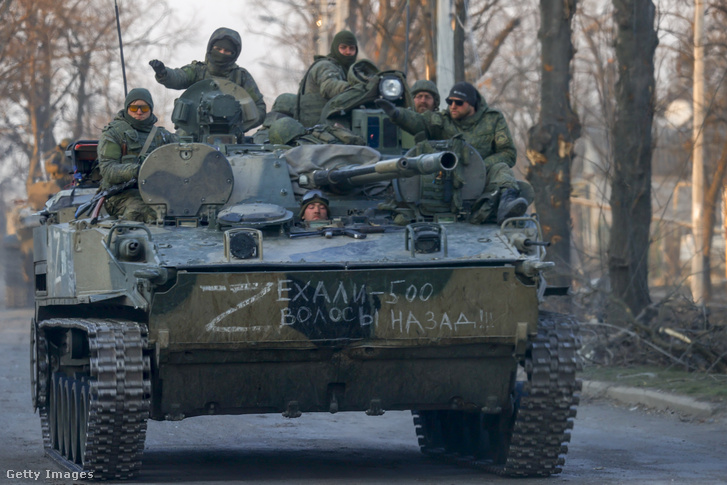 Orosz katonák egy tankon az ukrajnai Donyeck Volnovakha körzetében 2022. március 26-án